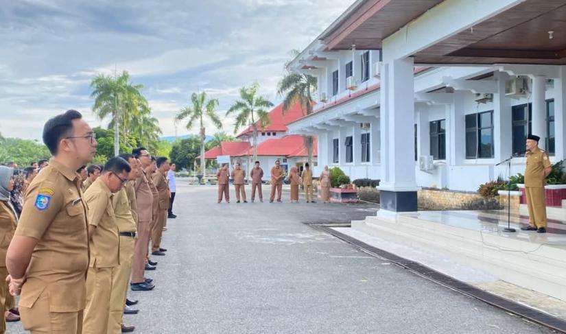 Pjs Bupati Bengkulu Selatan Sisardi saat memimpin Apel