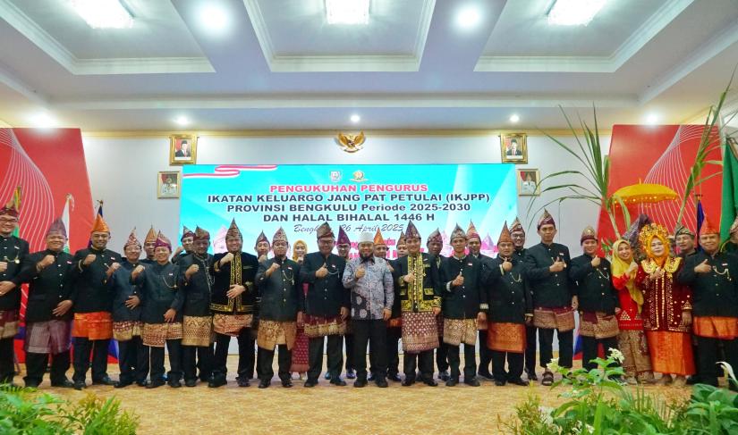 mengukuhkan kepengurusan Ikatan Keluarga Jang Pat Petulai (IKJPP) periode 2025-2030, di Balai Raya Semarak Bengkulu, Sabtu (27/4).