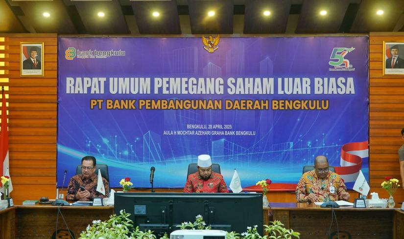 Gubernur Bengkulu, Helmi Hasan, memimpin Rapat Umum Pemegang Saham (RUPS) Luar Biasa PT. Bank Pembangunan Daerah Bengkulu di Aula H. Mochtar Azhari, Graha Bank Bengkulu, Senin (28/4). 