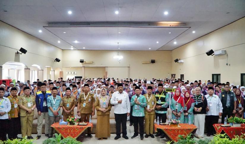 Mian melepas  Jamaah Calon Haji (JCH) Kloter II Bengkulu yang tergabung dalam Kloter III Embarkasi Padang pada Selasa (6/5).