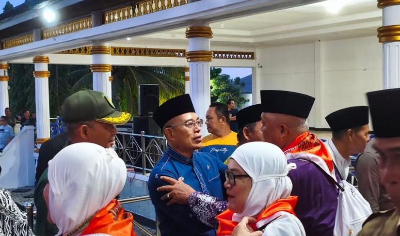 Bupati Bengkulu Selatan Gusnan Mulyadi saat melepas 134 jemaah haji/MCBS.