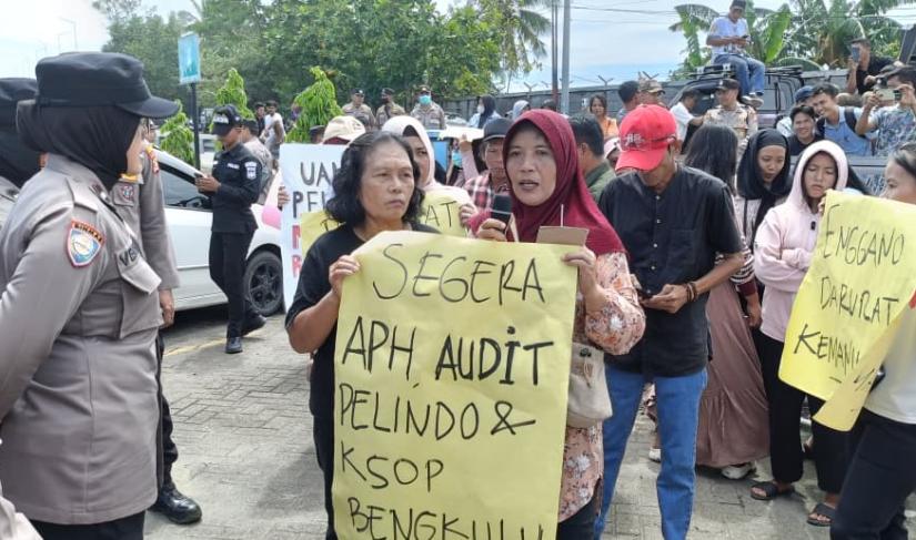 Warga Enggano Demontrasi di PT Pelindo