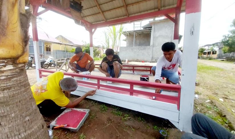Amrul Ma’aruf Ketua RT 15 RW 03 Kelurahan Sukarami dan Warga GAA mempoles Pos Ronda dengan Warna Merah Putih, Minggu (21/9/25).