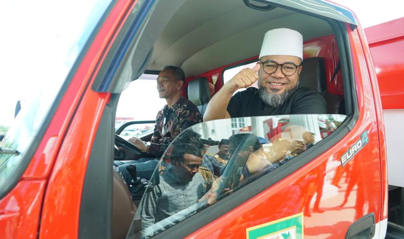Penyerahan kendaraan arm roll (truk sampah) dan 102 unit bak arm roll, bantuan yang berlangsung di Balai Kota Merah Putih, Senin siang (27/10).