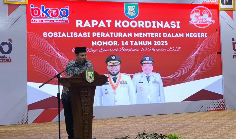 Penjabat Sekretaris Daerah Provinsi Bengkulu, Herwan Antoni, membuka Sosialisasi Permendagri Nomor 14 Tahun 2025 tentang Pedoman Penyusunan APBD Tahun Anggaran 2026, di Balai Raya Semarak, Kamis (13/11).