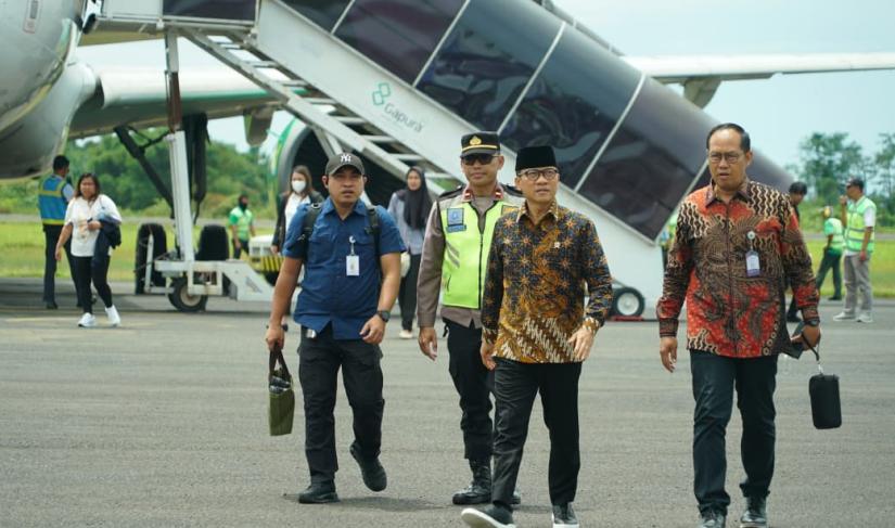 Menteri Desa, Pembangunan Daerah Tertinggal, dan Transmigrasi (Mendes PDTT) RI, Yandri Susanto, di Bandara Fatmawati Soekarno, Ahad (16/11). 