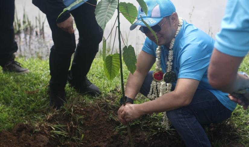 Ketua Umum Partai Gelombang Rakyat (Gelora) Indonesia sekaligus Wakil Menteri Luar Negeri (Wamenlu) RI, Anis Matta melakukan penanaman pohon di kawasan Amanah Borneo Park, Banjarbaru, Kalimantan Selatan (Kalsel), Kamis (11/12/2025).