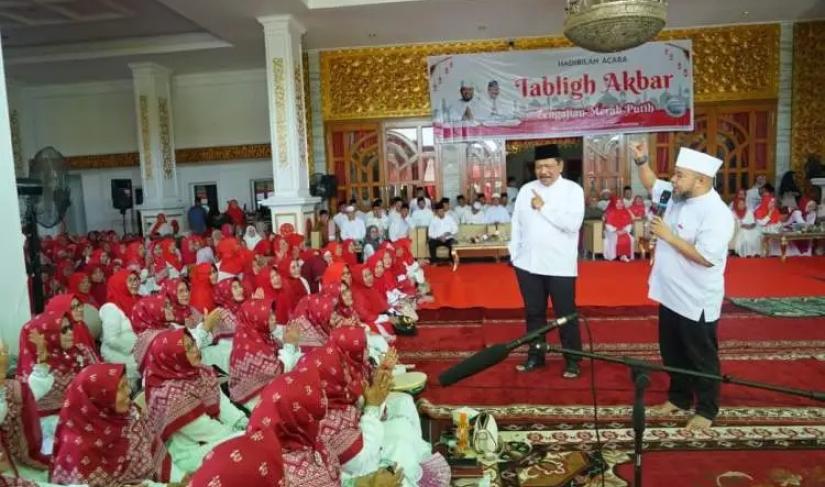Ribuan jamaah memadati Balai Raya Semarak Bengkulu, dalam Tabligh Akbar Merah Putih bersama Gubernur Bengkulu, Helmi Hasan. Minggu (19/10/2025).