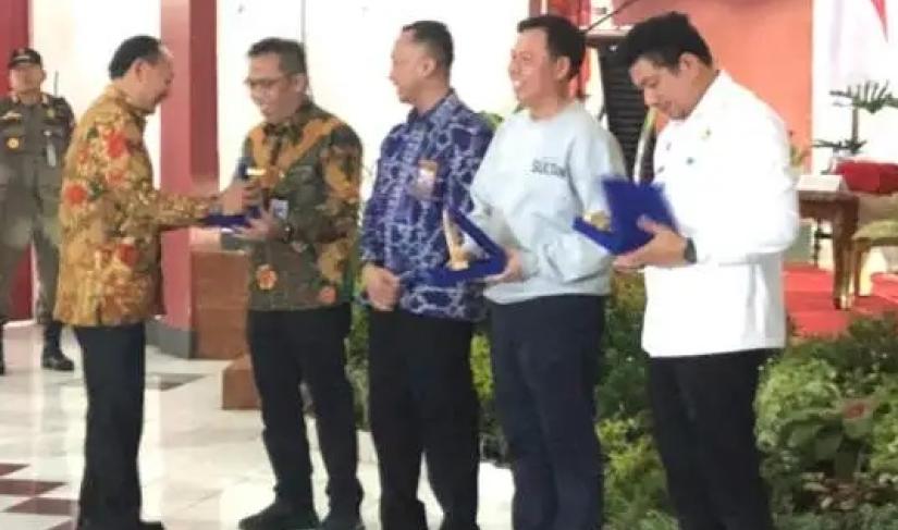 Menyerahkan buku Green Democracy kepada Pemerintah Kabupaten Bengkulu Utara, sebagai simbol komitmen terhadap pembangunan desa berkelanjutan, Selasa (21/10/2025).