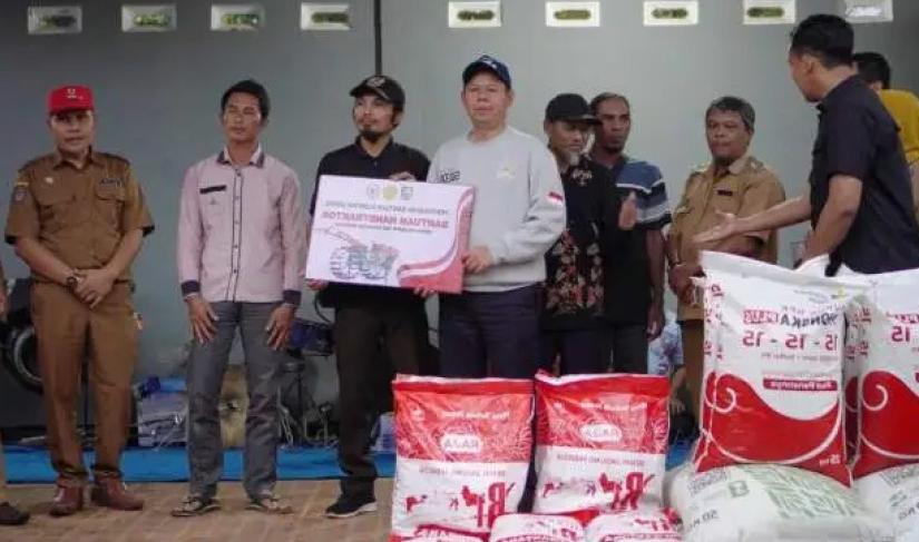 Penyaluran bantuan Alsintan, serta benih jagung dan pupuk kepada kelompok tani di Kecamatan Padang Jaya, Kabupaten Bengkulu Utara, Selasa (21/10/2025).