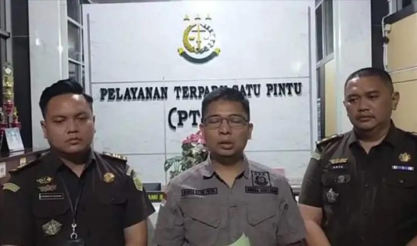 Kejaksaan Negeri (Kejari) Bengkulu Selatan resmi menetapkan Ketua Komisi Pemilihan Umum (KPU) Bengkulu Selatan, Erina Okraini, Kamis malam (6/11/2025).