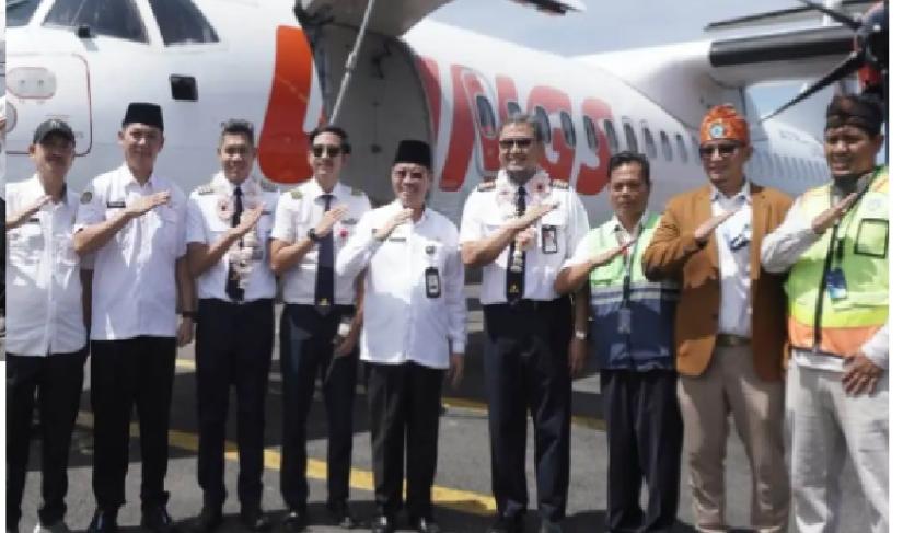 RA Denny bersama awak maskapai Wings Air di Bandara Fatmawati Soekarnoputri, Bengkulu