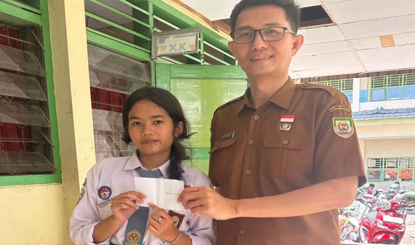 Yanoar Pribadi, menyalurkan bantuan kepada dua siswa SMAN 4 Kota Bengkulu, Selasa (21/10/2025).