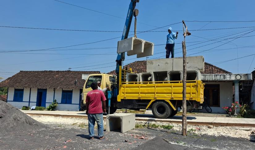 "Pengelolaan logistik yang terencana dan sinergi seluruh unsur yang terlibat menjadi faktor penting agar pekerjaan dapat berjalan sesuai target, baik dari sisi waktu maupun kualitas hasil pembangunan," ujar Lettu Ckm Purnomo, Senin (27/7/2026).