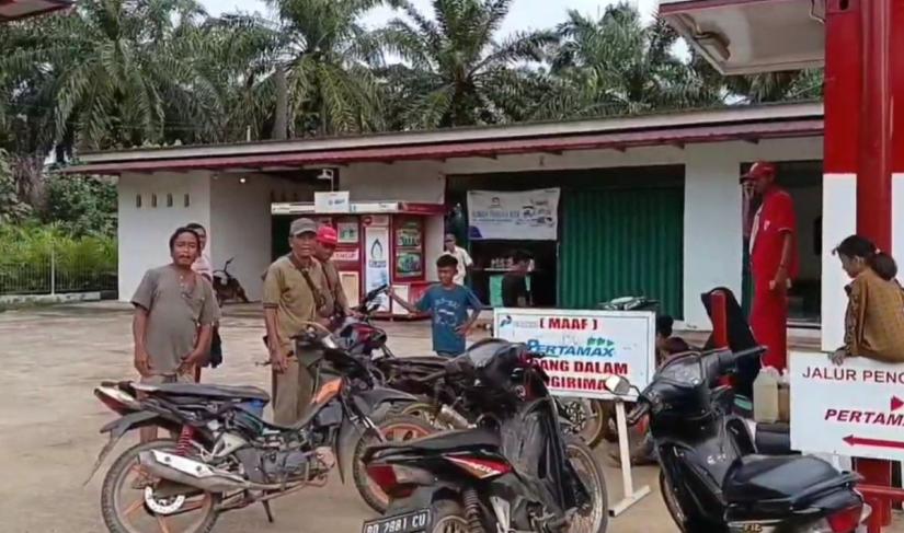 Sejumlah pengelola Pertashop mengeluhkan keterlambatan pasokan Bahan Bakar Minyak (BBM) dari Pertamina. 