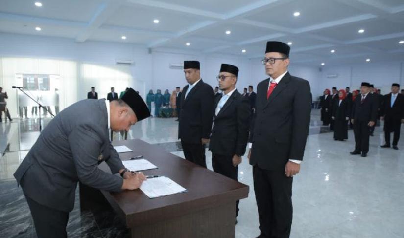 Pelantikan Pejabat Pimpinan Tinggi Pratama, Pejabat Administrator, dan Pejabat Pelaksana di lingkungan Pemerintah Kabupaten Asahan, Pelantikan yang berlangsung di Aula Melati Kantor Bupati Asahan (2/2/2026).