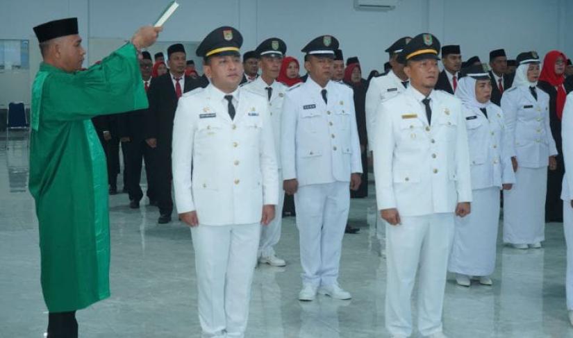 Bupati Asahan melantik dan mengambil sumpah jabatan Pejabat Administrator dan Pejabat Pengawas di lingkungan Pemerintah Kabupaten Asahan, Kamis (5/2/2026), bertempat di Kantor Bupati Asahan.