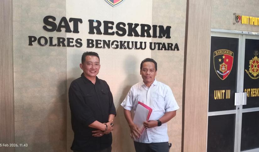Anggota DPRD Bengkulu Utara, Edi Putra, resmi melaporkan Kepala Desa (Kades) Talang Arah, Ramdani, ke Polres Bengkulu Utara, Rabu (25/2/2026). 