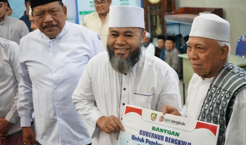 Gubernur Bengkulu menyerahkan sejumlah bantuan, antara lain dana hibah untuk Masjid Nur Iman sebesar Rp50.000.000.