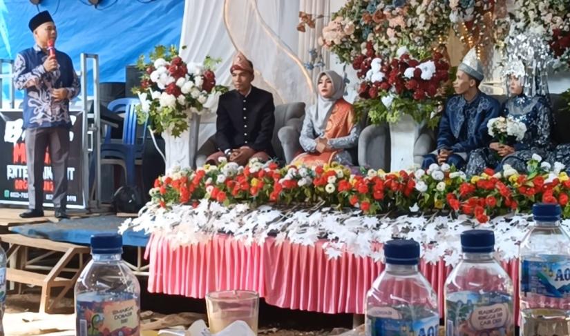 Lurah Betungan, Nanto Sinarmas saat mendatangi acara nikahan Warga Betungan 