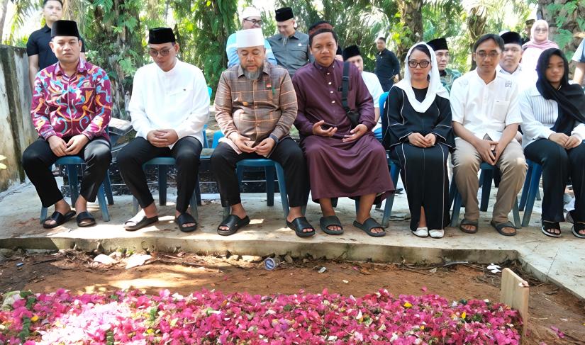 Gubernur Bengkulu Helmi Hasan didampingi Sekretaris Daerah Provinsi Bengkulu Herwan Antoni menghadiri prosesi pemakaman Drs. H. Achmad Sardi HS, M.Si., Kamis (11/6).