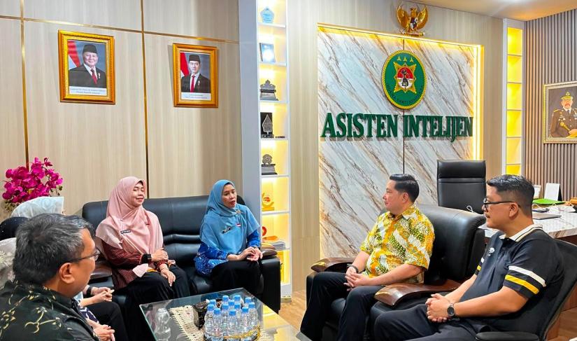 Kepala Dinas Komunikasi, Informatika dan Statistik (Kominfotik) Provinsi Bengkulu Nelly Alesa beserta jajaran melakukan silaturahmi ke Kejaksaan Tinggi (Kejati) Bengkulu, Jumat (10/7).