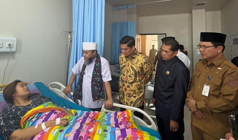 Gubernur Helmi Hasan didampingi Kepala Dinas Kesehatan Provinsi Bengkulu, Yasman, M.Pd., M.KM, Pelaksana Tugas (Plt) Bupati Rejang Lebong Hendri, Kunjungi pasien RSUD Rejang Lebong.
