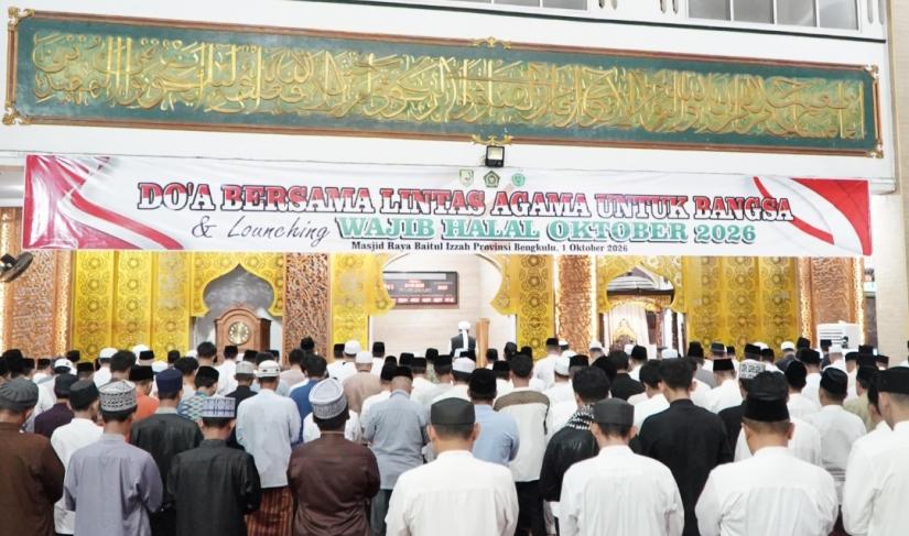 Doa bersama di Masjid Raya Baitul Izzah
