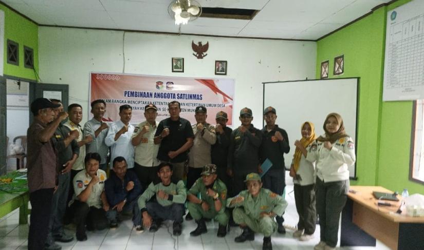 Satpol PP foto bersama setelah memberikan pembinaan pada Satlinmas, Kamis (2/7/2026). (Oye/PenaRafflesia.Com)