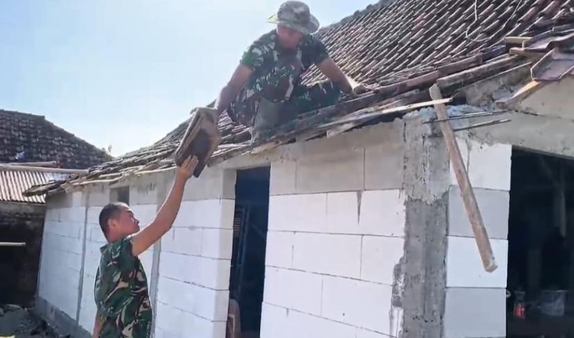 Pada Selasa (28/7/2026), suasana di RT.013 RW.006 tampak berbeda. Sejumlah anggota Satgas TNI Manunggal Membangun Desa (TMMD) ke-129 Kodim 0813 Bojonegoro sibuk bahu-membahu dalam program rehabilitasi Rumah Tidak Layak Huni (RTLH).