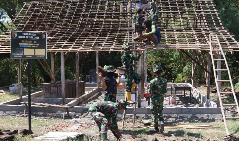 Kebersamaan antara prajurit TNI dan masyarakat kembali terlihat saat proses renovasi rumah milik Mbah Kardo (86) memasuki tahap pemasangan atap, Kamis (30/7/2026).