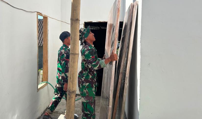 Personel Satgas TMMD ke-129 Kodim 0813 Bojonegoro bersama warga bergotong royong menyelesaikan tahap finishing renovasi Rumah Tinggal Layak Huni (Rutilahu) milik Bapak Koko Margono di Dusun Krebet, Desa Kesongo, Kecamatan Kedungadem, Bojonegoro, Kamis (6/8/2026). Renovasi tersebut ditargetkan segera rampung agar rumah dapat ditempati dengan aman dan nyaman.