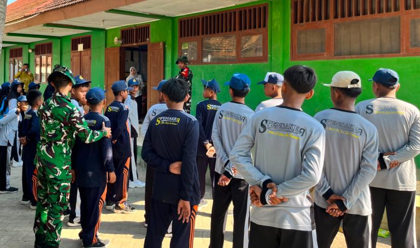 Melalui kegiatan nonfisik, personel Satgas TMMD Kodim 0813 Bojonegoro memberikan pelatihan Peraturan Baris Berbaris (PBB) kepada siswa SMP Negeri Satu Atap Kesongo, Jumat (17/7/2026). 