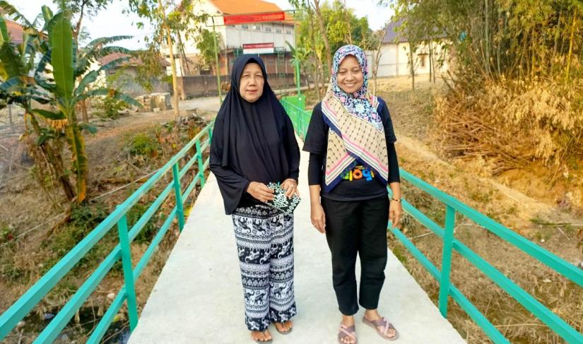 Warga melintas di Jembatan Brang Etan yang telah rampung dibangun melalui program TMMD ke-129 di Desa Kesongo, Kecamatan Kedungadem, Kabupaten Bojonegoro, Senin (10/8/2026). Foto: Deni Flamboyan/Sumber TMMD Bojonegoro