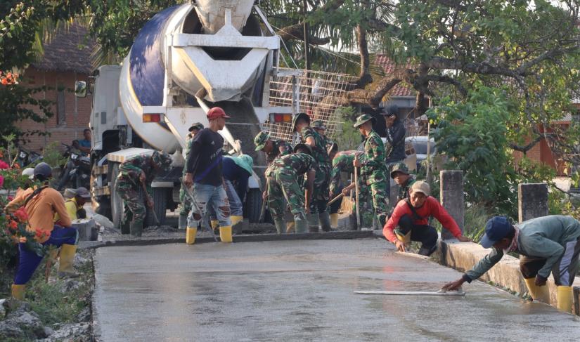 Semangat gotong royong tampak menjadi kekuatan utama di lokasi pembangunan. Prajurit TNI dan masyarakat bahu-membahu menyelesaikan pekerjaan dengan penuh semangat agar target penyelesaian dapat tercapai sesuai jadwal tanpa mengabaikan kualitas konstruksi.