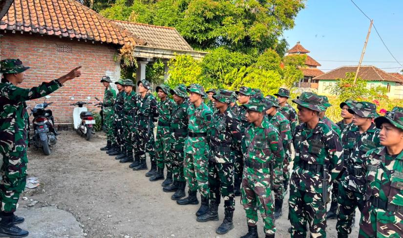 Matahari baru saja menyinari Desa Kesongo, Kecamatan Kedungadem, ketika puluhan prajurit TNI dari berbagai matra mulai berbaris rapi di lokasi TNI Manunggal Membangun Desa (TMMD) ke-129 Kodim 0813 Bojonegoro, Jumat (17/7/2026).