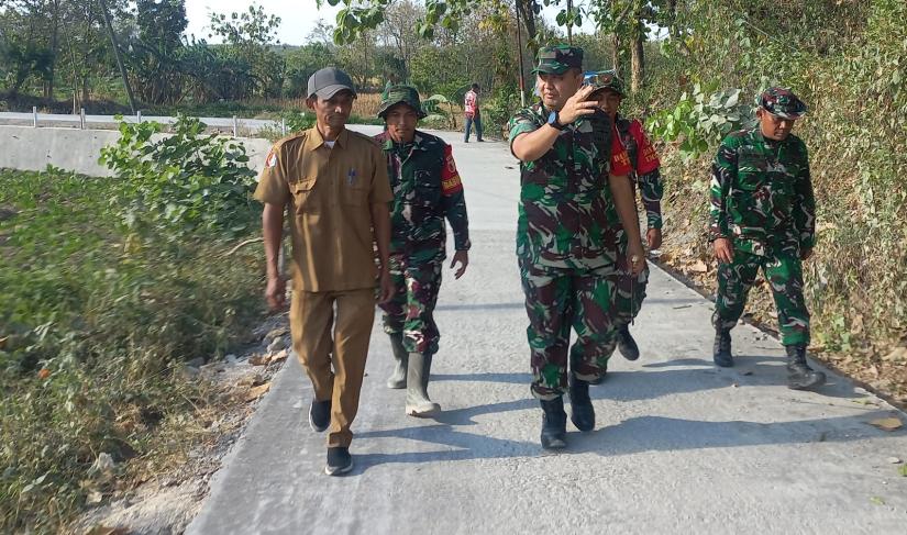 Salah satu pekerjaan yang menjadi perhatian Satgas TMMD adalah pemasangan bekisting atau cetakan cor. Tahap ini dilakukan secara teliti agar hasil pengecoran memiliki ukuran, ketebalan, dan kemiringan yang sesuai standar.