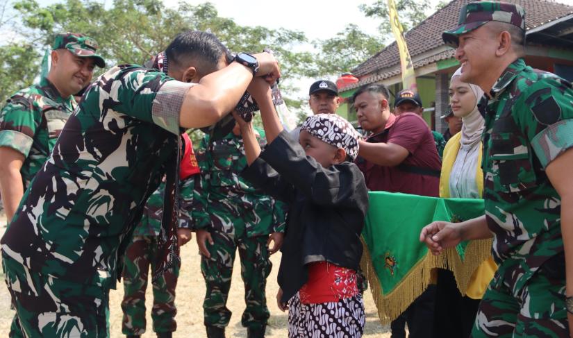 Suasana penuh keakraban mewarnai kunjungan Tim Pengawasan dan Evaluasi (Wasev) TNI Manunggal Membangun Desa (TMMD) ke-129 Tahun Anggaran 2026 di Desa Kesongo, Kecamatan Kedungadem, Kabupaten Bojonegoro, Jumat (31/7/2026).