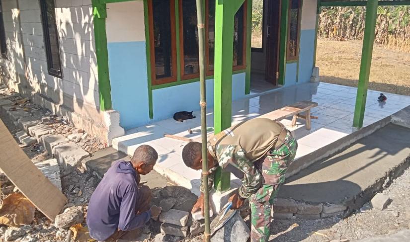 Dikebut Jelang Penutupan: Anggota Satgas TMMD ke-129 Kodim 0813 Bojonegoro bersama warga menyelesaikan tahap akhir renovasi RTLH milik Kasiman di Dusun Mundu, Desa Kesongo, Kecamatan Kedungadem, Jumat (7/8/2026). Renovasi rumah tersebut kini memasuki tahap finishing.