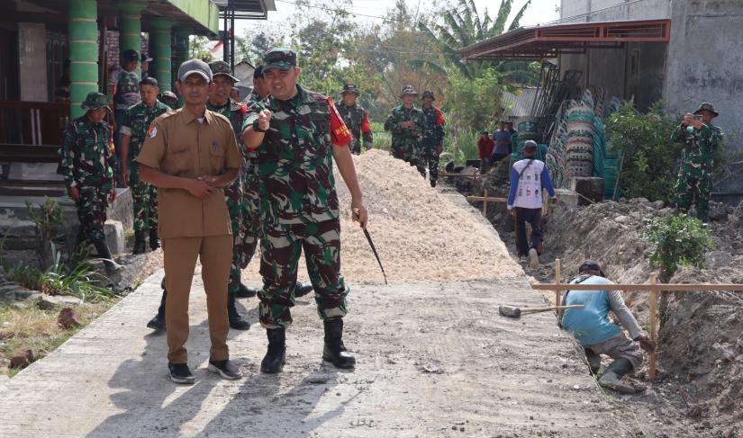 Pada Senin (27/7/2026), Ia turun langsung menyusuri jalanan desa untuk meninjau proyek pengerjaan sasaran fisik utama program TNI Manunggal Membangun Desa (TMMD) ke-129.