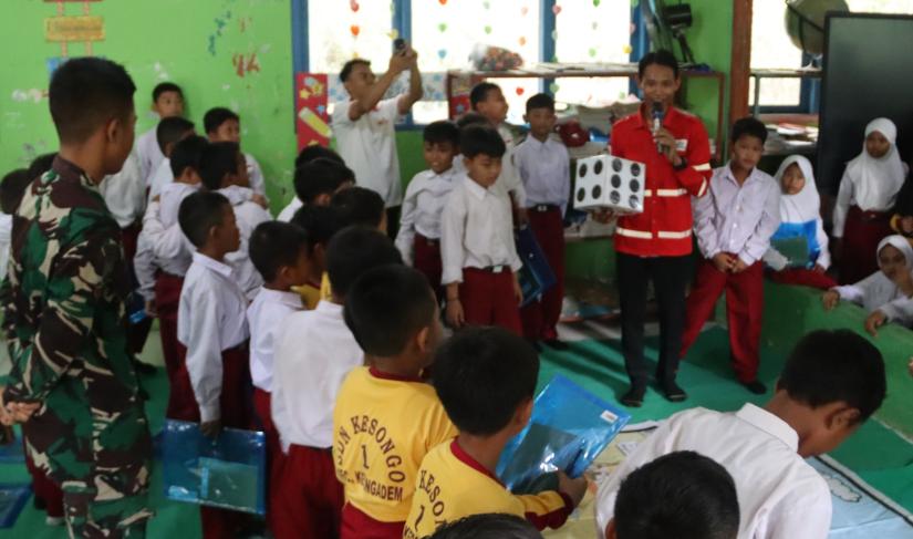 Melalui kolaborasi apik antara Dinas Sosial (Dinsos) Kabupaten Bojonegoro dan Taruna Siaga Bencana (Tagana), keceriaan dan edukasi berpadu di SDN Kesongo 1 (SDN Satu Atap) lewat program Tagana Masuk Sekolah (TMS), Selasa (4/8/2026).
