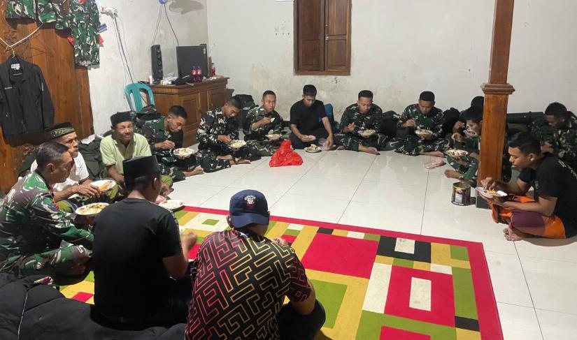 Suasana hangat penuh kekeluargaan mewarnai Pos 1 Satgas TNI Manunggal Membangun Desa (TMMD) ke-129 Kodim 0813/Bojonegoro di Desa Kesongo, Kecamatan Kedungadem, Rabu (5/8/2026) malam.