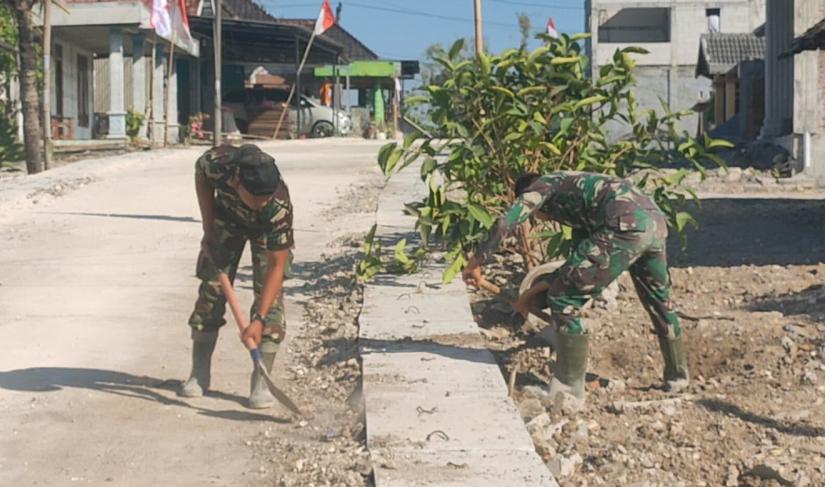 Satgas TMMD ke-129 Kodim 0813/Bojonegoro bersama warga bergotong royong mengerjakan pembangunan drainase sepanjang 330 meter di Dusun Krebet, Desa Kesongo, Kecamatan Kedungadem, Kabupaten Bojonegoro, Kamis (6/8/2026). Foto: Deni Ari Pandi/Sumber TMMD Bojonegoro.