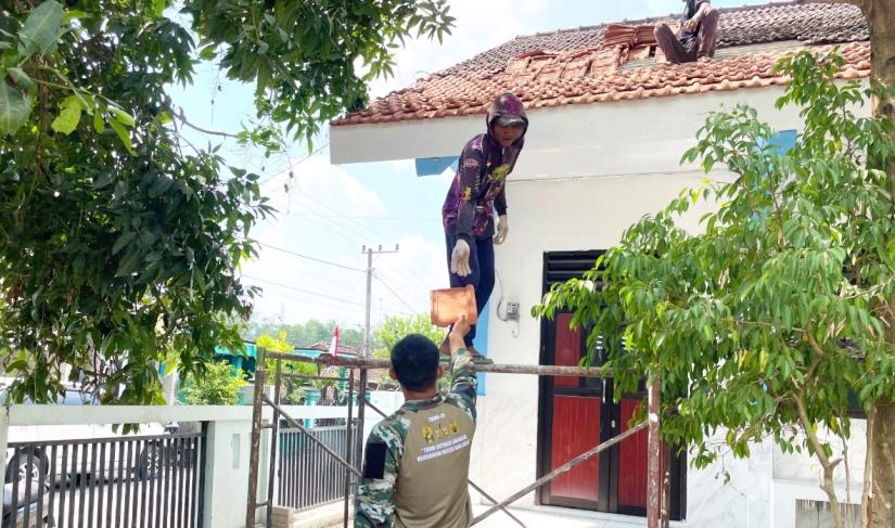 Satgas TMMD ke-129 Kodim 0813 Bojonegoro bersama warga bergotong royong merehabilitasi SD Negeri Kesongo 1, Desa Kesongo, Kecamatan Kedungadem, Kabupaten Bojonegoro.