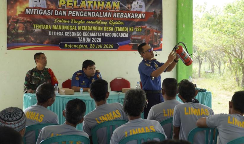 Bergandengan tangan dengan Kodim 0813 Bojonegoro dalam balutan Program TNI Manunggal Membangun Desa (TMMD) ke- 129, Damkarmat menggelar Pelatihan Mitigasi dan Pengendalian Kebakaran di Balai Desa Kesongo, Selasa (28/7/2026).
