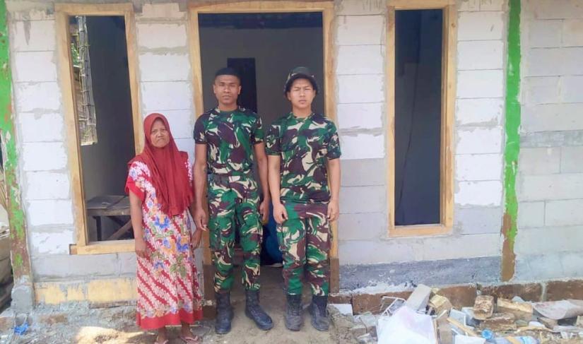 Di sebuah rumah sederhana milik Ibu Tini (52), sejumlah prajurit Satgas TNI Manunggal Membangun Desa (TMMD) ke-129 Kodim 0813 Bojonegoro tampak bekerja bersama masyarakat memperbaiki tempat tinggal yang sebelumnya membutuhkan banyak pembenahan.