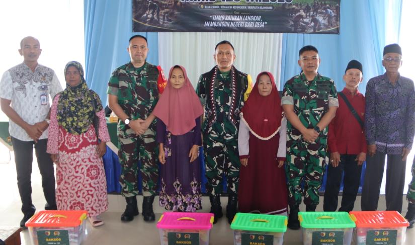 Tim Pengawasan dan Evaluasi (Wasev) TMMD ke-129 bersama Satgas TMMD Kodim 0813/Bojonegoro menyalurkan bantuan sosial berupa 100 paket sembako kepada warga kurang mampu di Desa Kesongo, Kecamatan Kedungadem, Kabupaten Bojonegoro, Jumat (31/7/2026).