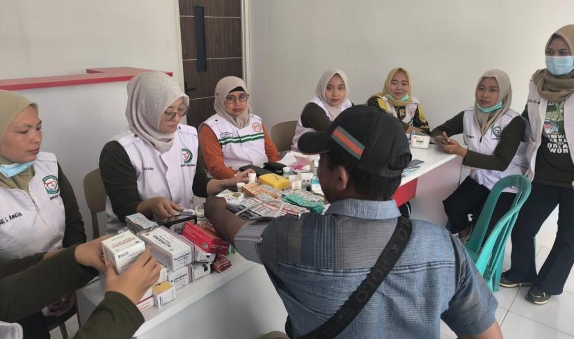 Warga mengikuti pemeriksaan dan pengobatan gratis dalam rangkaian penutupan TMMD ke-129 di Desa Kesongo, Kecamatan Kedungadem, Kabupaten Bojonegoro, Kamis (13/8/2026). Layanan kesehatan tersebut meliputi pemeriksaan tekanan darah, gula darah, asam urat, kolesterol, serta pengukuran tinggi dan berat badan. Foto: Deni Flamboyan/Sumber: TMMD Bojonegoro.