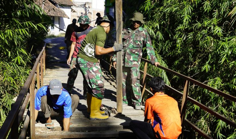 Langkah nyata pembukaan akses yang lebih aman, dan kokoh bagi warga pedesaan resmi dimulai. Satuan Tugas (Satgas) TNI Manunggal Membangun Desa (TMMD) ke- 129 Kodim 0813 Bojonegoro mulai membongkar jembatan lama di Dusun Mundu, Desa Kesongo, Kecamatan Kedungadem.