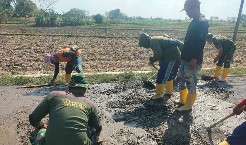 Setelah paving lama dibongkar, Satgas TMMD ke-129 Kodim 0813 Bojonegoro kini memulai proses pengecoran jalan yang selama ini menjadi akses utama masyarakat.